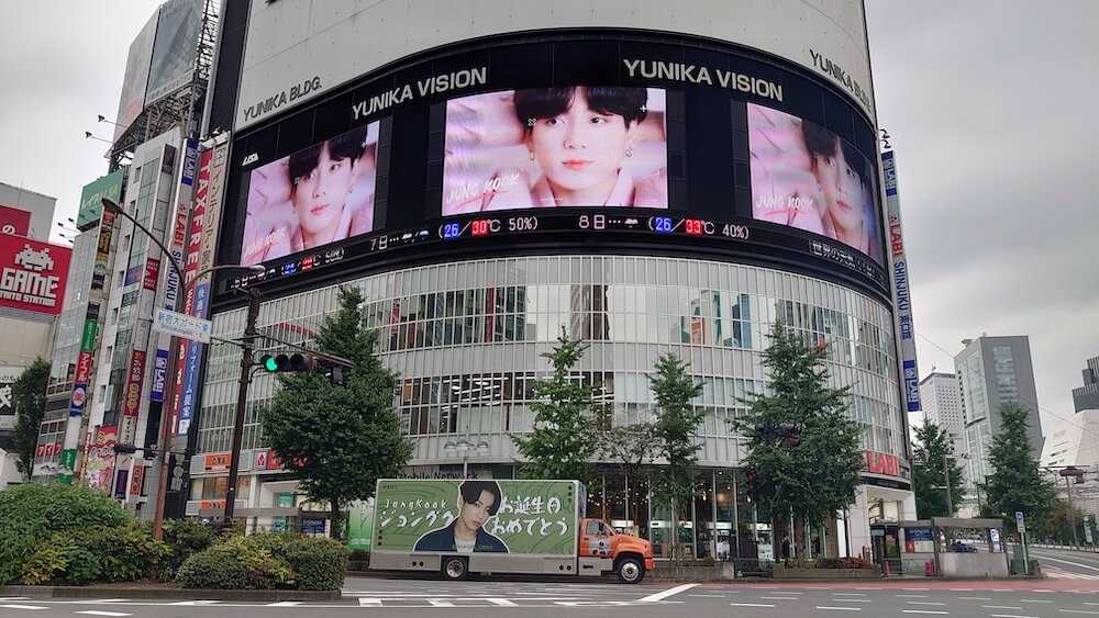 日本最大の都市「新宿」中心地での高層ビルビジョン広告＋アドトラック走行